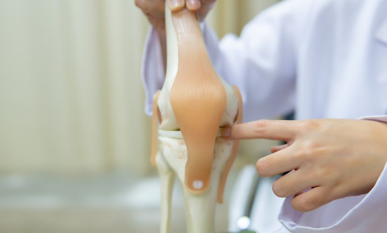 Como ocorre a lesão do ligamento colateral medial do joelho?