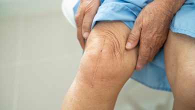 Quais sintomas são sinais de alerta no pós operatório da cirurgia de prótese de joelho?